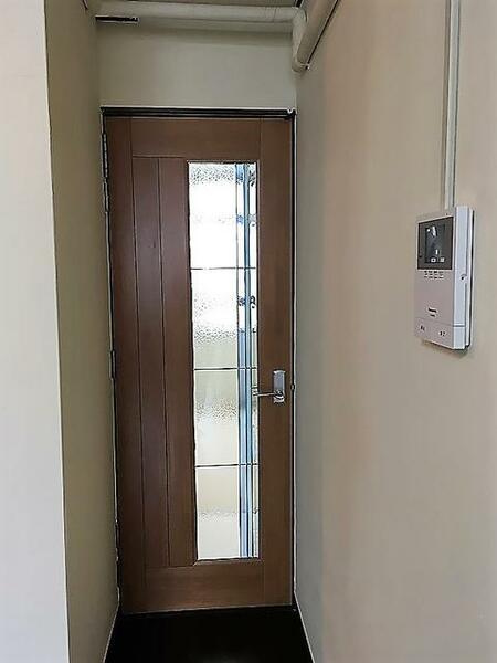 画像10:主寝室への入口はステンドグラス仕様のドア。