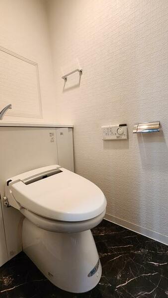 画像6:温水洗浄機能付きのトイレ