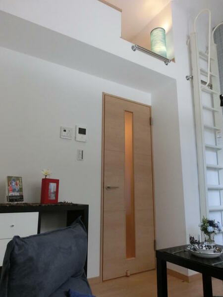 画像7:ロフト用の可動はしごは普段は垂直にしておけば室内もすっきりします。（家具はイメージ）