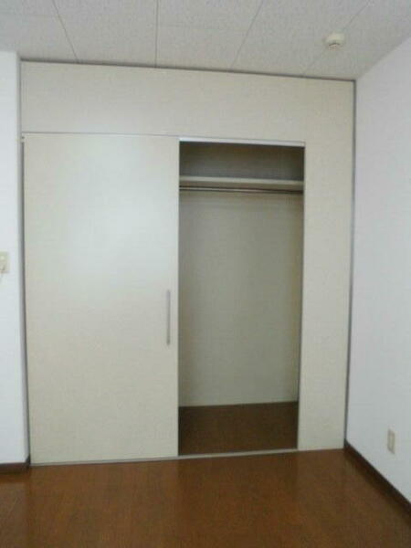 画像7:居間の扉と収納の扉が共用です