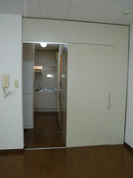画像8:居間の扉と収納の扉が共用です