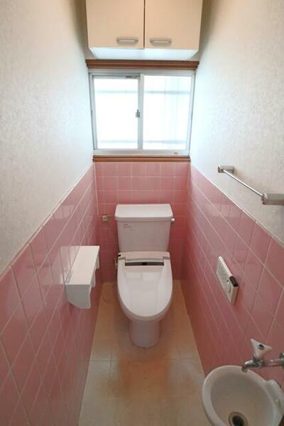 画像14:お風呂と同じくピンクのタイルで統一されたトイレ　ウォシュレットは新品に交換します