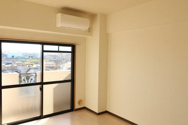 画像4:お部屋にはエアコンも備え付けております。
