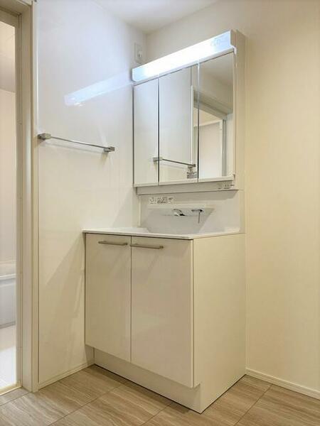 画像14:【洗面化粧台】三面鏡付。ミラーキャビネット内は洗面小物収納可。壁はサニタリーパネル貼りで水はねも安心