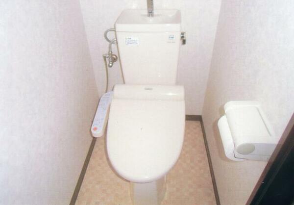 画像9:トイレは温水洗浄便座です