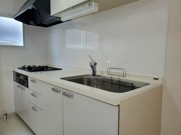 画像8:白を基調とした明るいキッチンです。三口ガスコンロシステムキッチンです。
