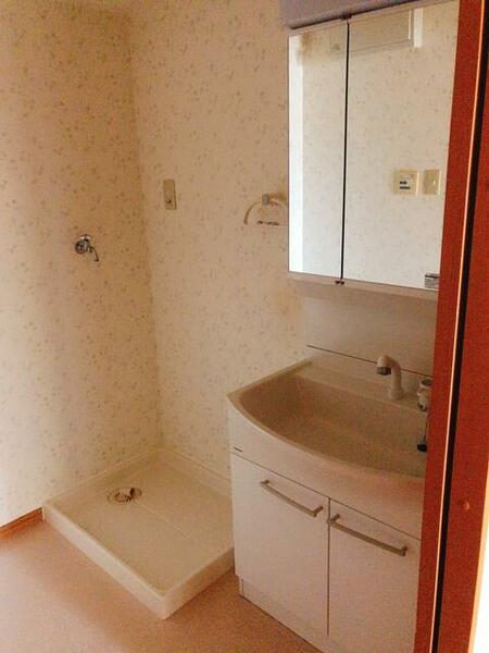画像12:シャワー付き洗面台と洗濯機防水バンがあります。