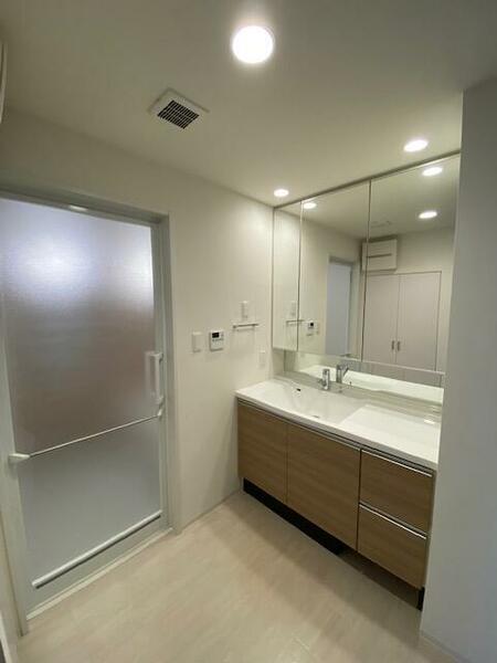 画像7:浴室も１枚扉ですので、お掃除が楽です。