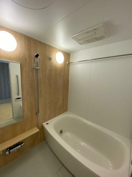 画像9:浴室も足を伸ばして入ることができるタイプの浴槽形状です。