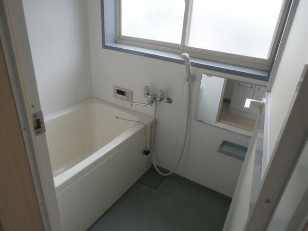 画像8:浴室はお手入れのしやすいユニットバスとなっております。