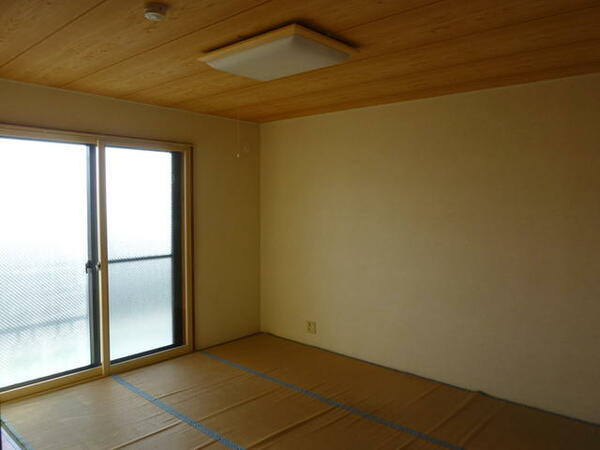 画像7:和室（写真は、畳の上に日焼け防止のためのゴザをかぶせた状態です）