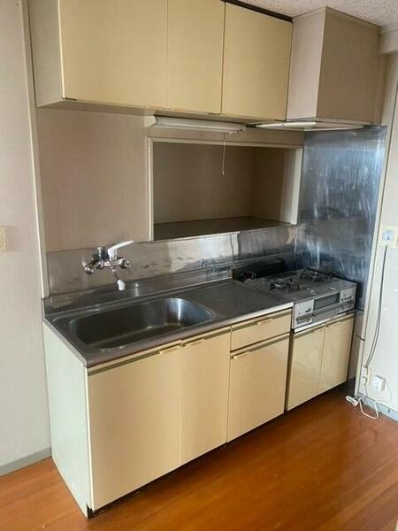 画像6:冷蔵庫はシンク脇におけるので使いやすいキッチンとなっております。