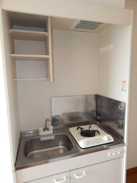 画像6:コンロ付きのキッチンです。上部には収納があり、調理器具を置いたりと便利ですね。