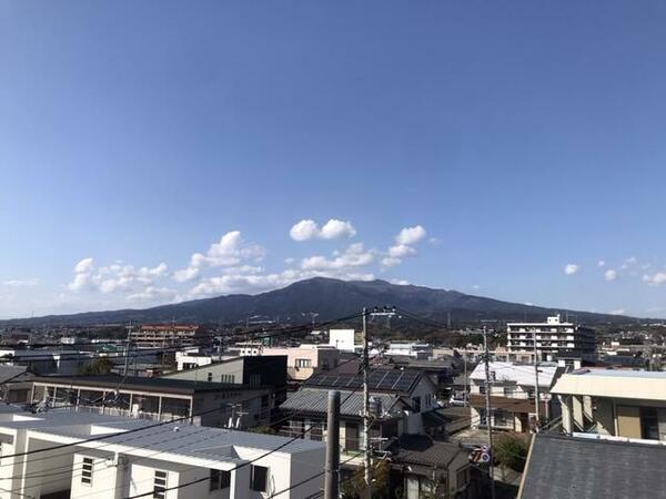 画像14:玄関を出た北側です、天気の良い日には富士山が見られます