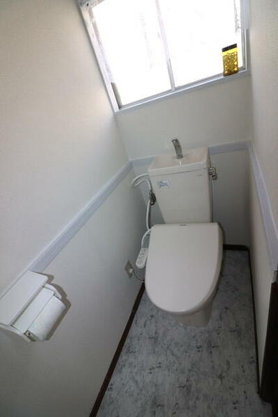 換気性の良いトイレ。温水洗浄便座です。