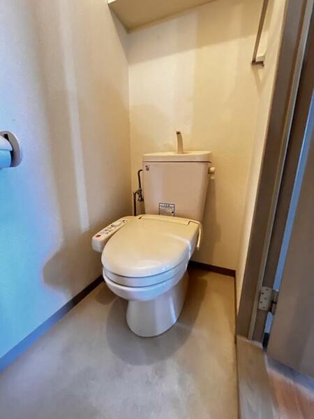 画像16:温水洗浄便座付きのトイレです。