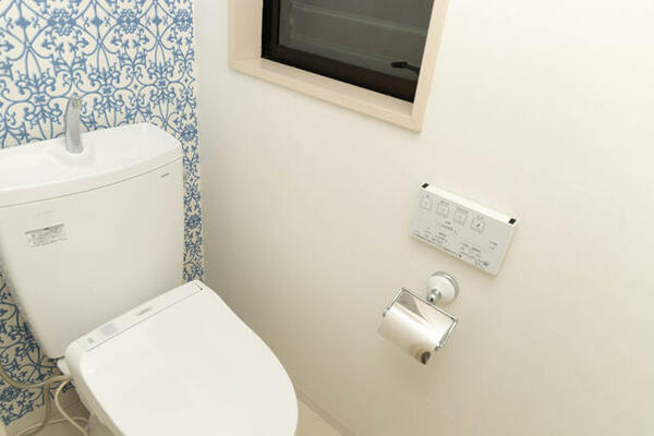 画像14:可愛い壁紙で明るいトイレ