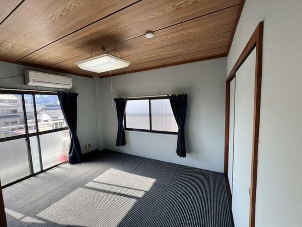 画像8:和室６帖　エアコン設置済み！畳の上にカーペットを敷いています！日当たり良好！