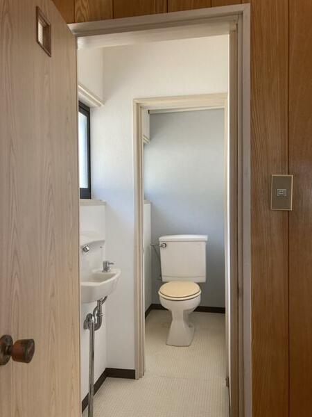 画像14:２階の広々としたトイレです。