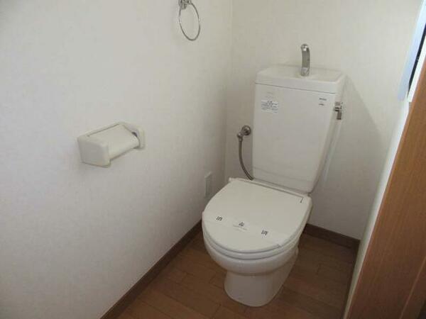 画像6:ゆったりのトイレ、窓もあります。