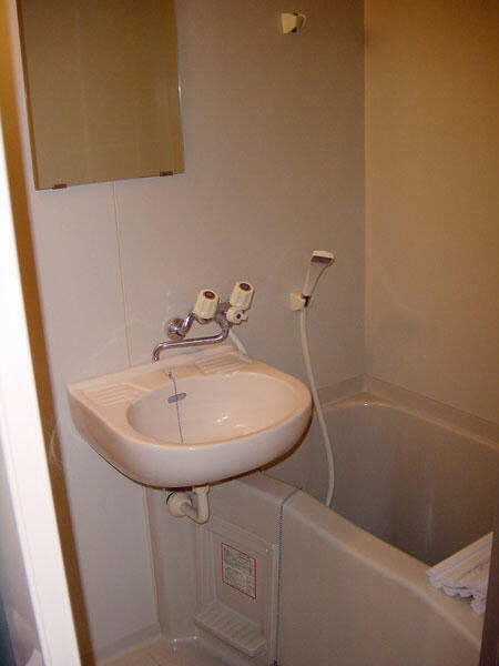 画像10:浴室（水栓サーモスタット式に交換中）