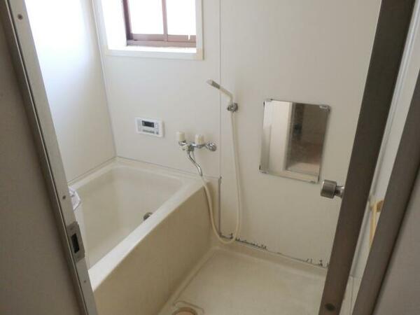 画像12:浴室はお手入れのしやすいユニットバスです。