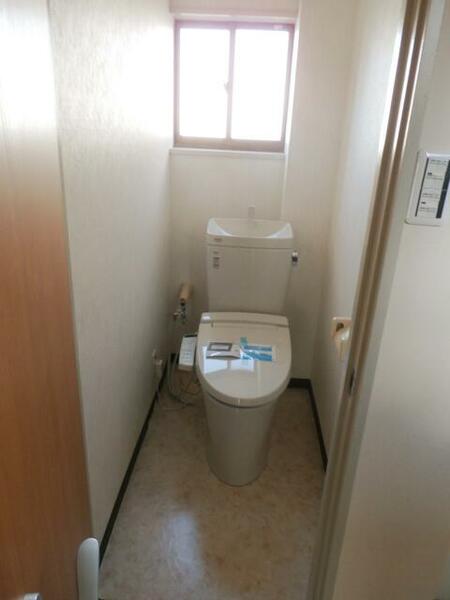 画像13:トイレは洗浄機能付きトイレになっております。