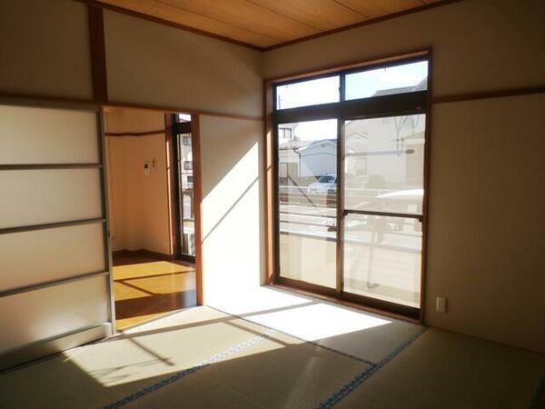 画像5:６畳和室のです。掃き出し窓からは日差しが差し込み一日中明るい部屋です。