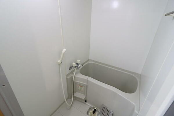 画像8:バスルームにはシャワーもございます。