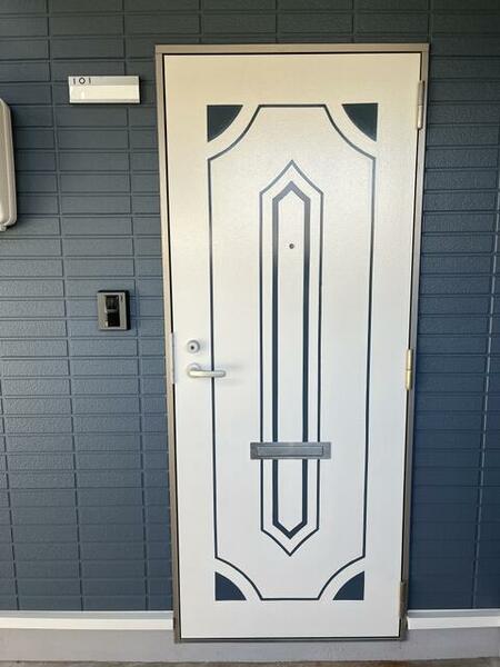 画像11:玄関ドアもオシャレに塗装しました♪鍵はディンプルキーに交換で防犯面強化！