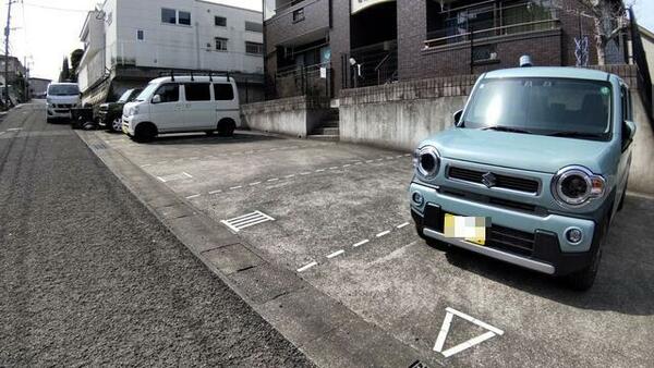 画像14:駐車場６台分あります。車庫込み。２台目２０００円。