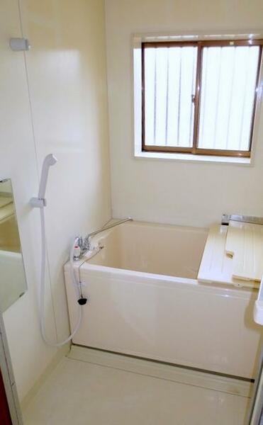 浴室：浴槽＆給湯器　追い焚き付　　窓あり採光あり＆通風＆換気も取れます