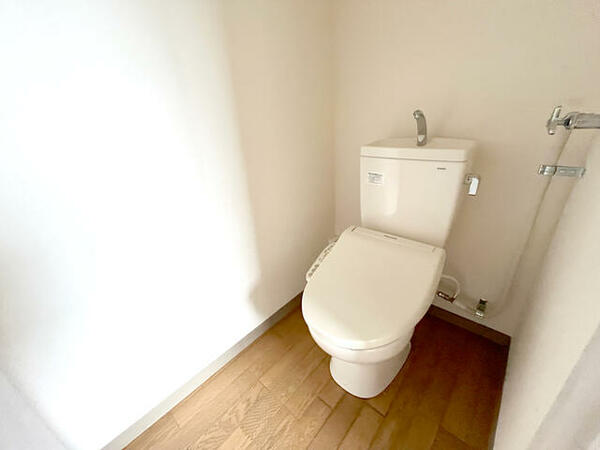 トイレ：温水洗浄便座完備