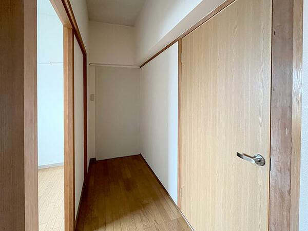 室内：キッチンと居室の間の廊下は、書斎にちょうど良いサイズ。二口コンセント完備です