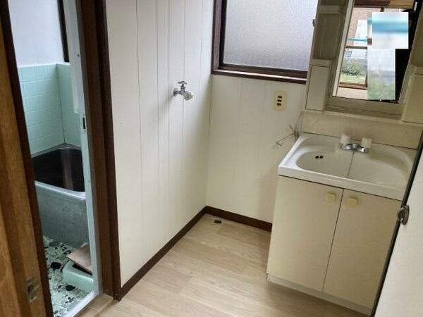 室内洗濯機置き場と独立洗面台