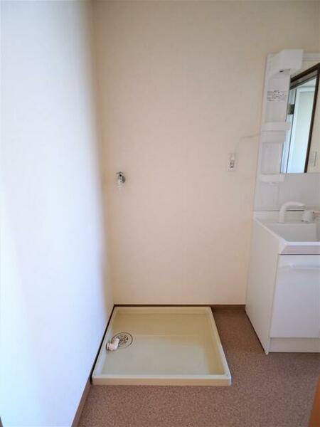 画像13:防水パン付洗濯機置場　浴室入口近くで便利！床はクッションフロアで、こぼした水もふき取りやすいです！