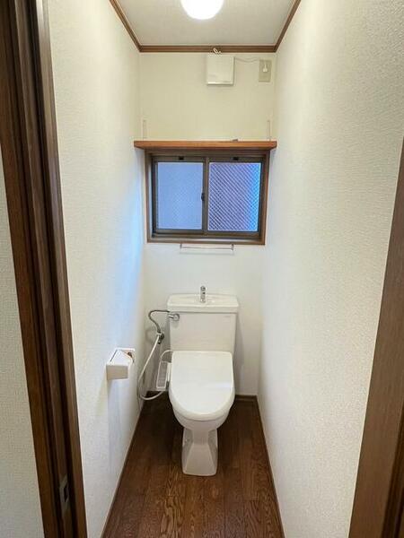 温水シャワー便座を新調した快適トイレルームは２階、３階に２部屋完備。