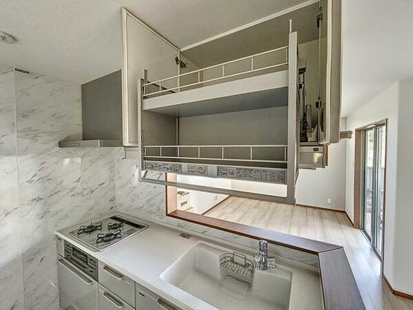 キッチン設備にとっても便利な昇降棚がついています。キッチン食器がたくさん入ります。