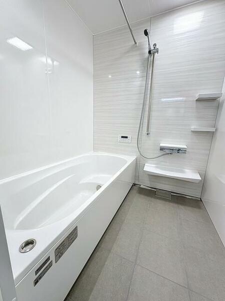 浴室は一坪浴槽で足を伸ばして入浴可能。壁もホーロ素材なのでカビや水垢がつきにくい！