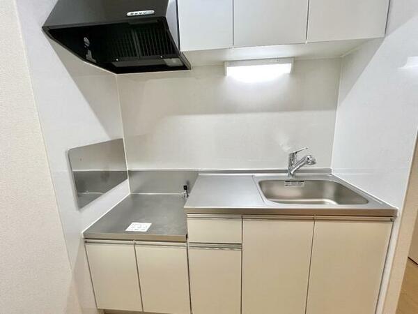 画像5:キッチン部分・ガスコンロの設置可能なキッチンです。収納も充実♪