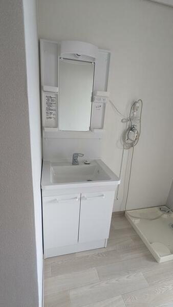 画像9:洗面化粧台は大きめの鏡でゆったりお使いいただけます。