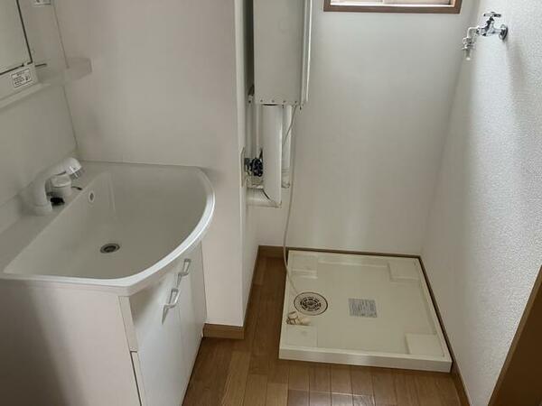 画像11:使いやすいレイアウトの独立洗面台と洗濯機置場