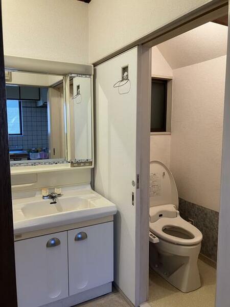 画像4:１階トイレと洗面台