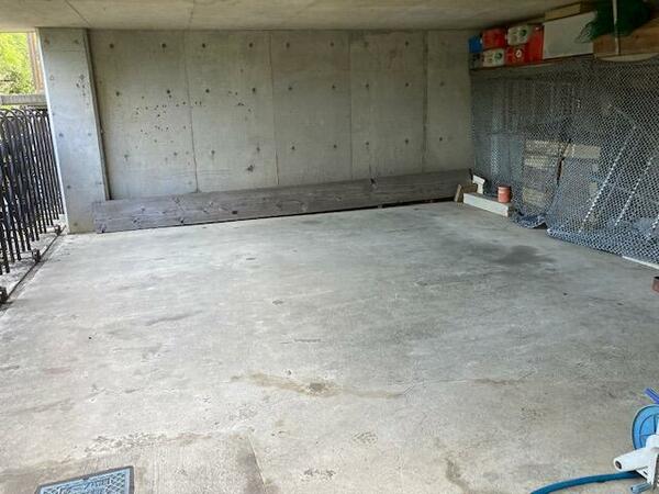 画像9:ゆとりのある車庫スペース