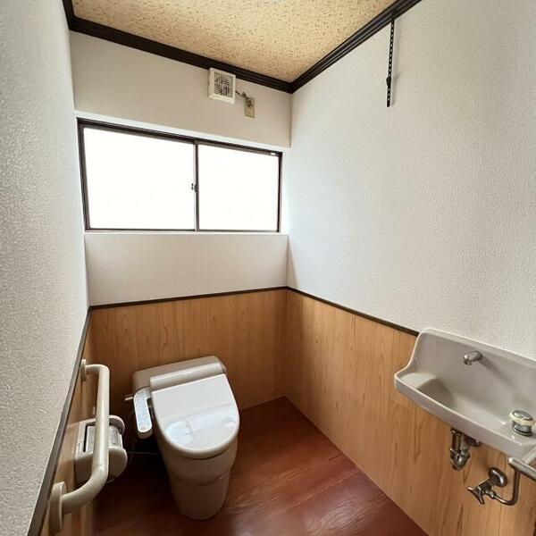 画像16:広々としたトイレのスペース