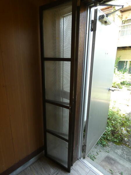 玄関：玄関ドアに網戸があり、暑い季節の換気もできます。
