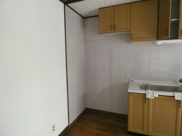 キッチン：冷蔵庫スペースの幅は約１ｍありますので大型冷蔵庫が置けます。
