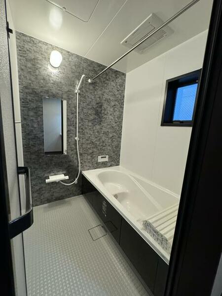 画像7:★グレー、ホワイト基調の落ち着いたお風呂。浴室乾燥機付きで雨の日の部屋干しにも対応。
