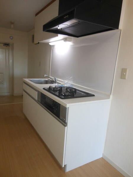 画像3:システムキッチン３口コンロ　上部吊戸棚付　キッチン用品がすっきり収納できます。