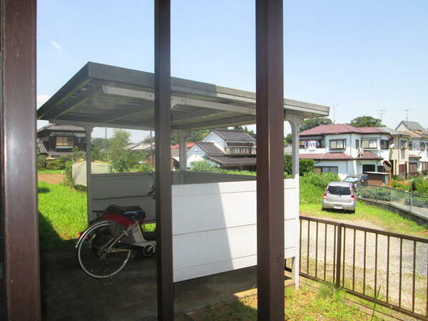 画像13:自転車置き場は屋根付きです。バイクも置けます
